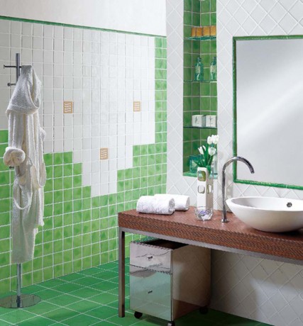 Баня с фигурално наредени плочки на стената в бяло и зелено