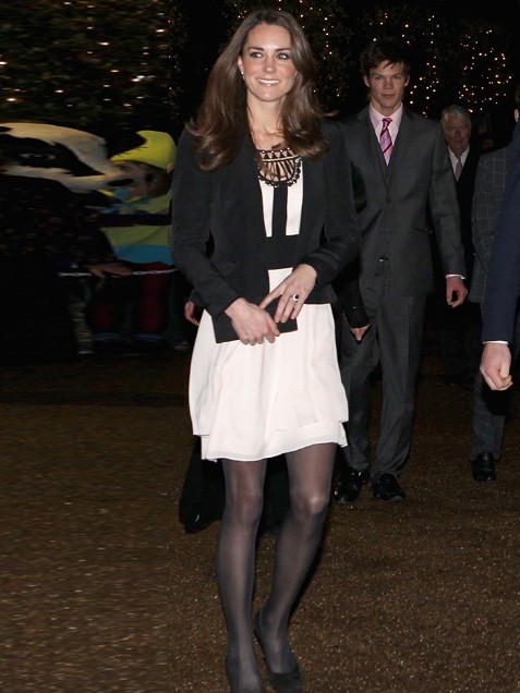 Кейт в блок рокля бяло и черно