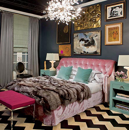 Интериор за спалня с лилаво легло, сиви стени, табуретка циклама и килим бяло и черно