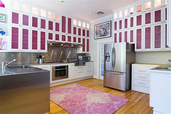 Кухня с вратички с бели рамки  и розови стъкла