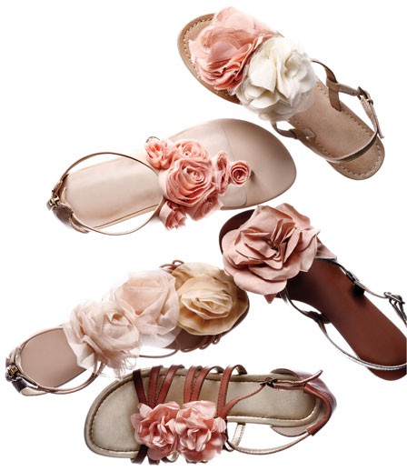 Равни сандали с цветя