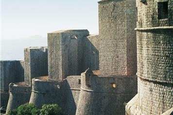 Масивните крепостни стени на Дубровник