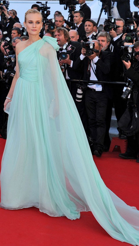 Даян Крюгер в ефирна рокля в  бледо синьо
