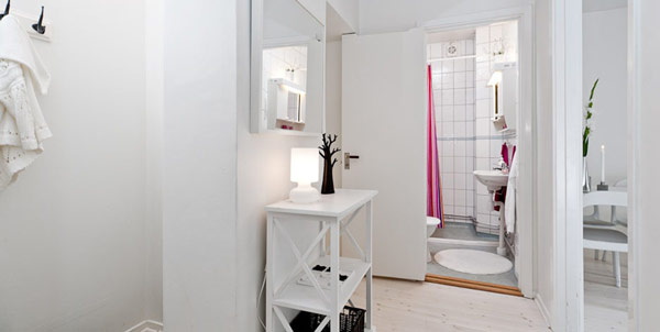 Малък и свеж апартамент - тоалетка с огледало