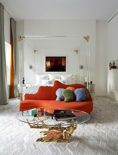 Интериор спалня с ярко оранжево канапе