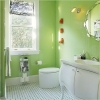 Модерна баня със зелени стени и бяло обзавеждане