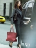 Ашли Грийн в дънки и сако с червена кожена чанта DKNY есен 2012
