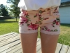 Флорални къси панталонки и бяла фиерична риза за разходка в парка