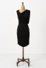 Елегантна черна рокля с асиметрично деколте