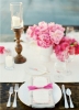 Красива маса с бял порцелан и розови божури