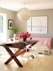 Еклектичен интериор с диван в нежно розово и груба маса с бели семпли градински столчета
