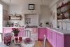 Кухня с розови шкафчета