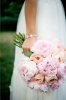 Сватбен букет от розови божури и рози в прасковено
