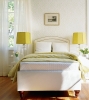 лампи с жълт абажур в спалнята