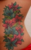 Цветна татуировка на ребра за жени - цветя