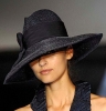 Armani - красива широкопола шапка