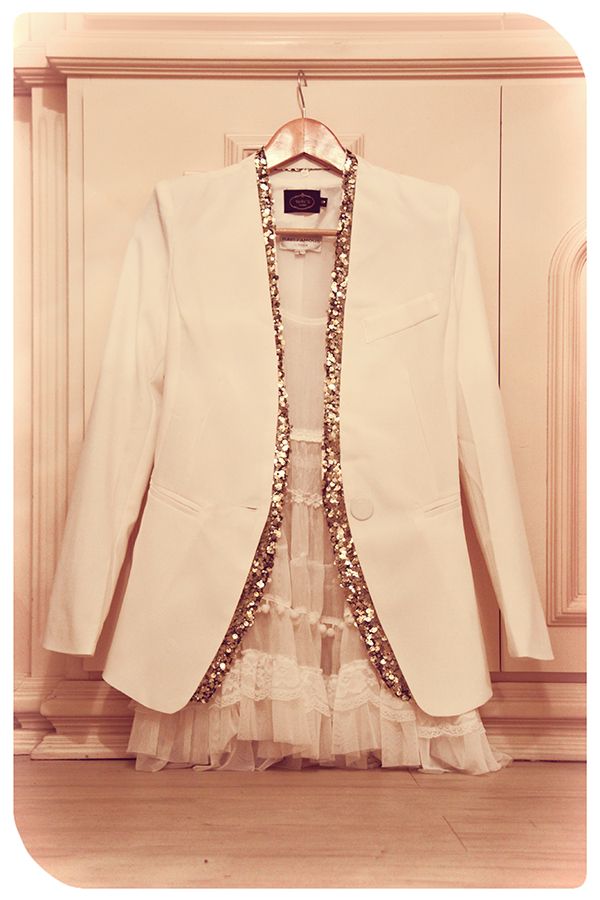 Къса рокля и стилно сако в бяло