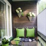 Остъклен балкон с дървен интериор