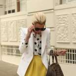 Къса жълта пола в комбинация с бяло сако