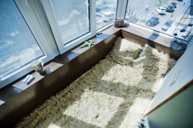 Остъклен балкон с легло