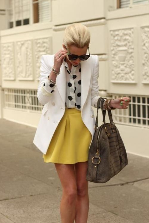 Къса жълта пола в комбинация с бяло сако