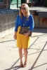 Жълта пола в комбинация със синя блуза