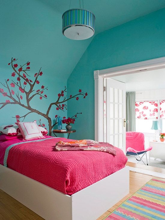 Цветна стая със синя стена и декорация красиво дърво