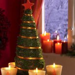 Коледна украса свещи край елхичка