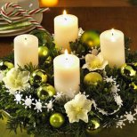 Коледна декорация венец с играчки и свещи