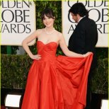Зоуи Дешанел в бална рокля Oscar de la Renta  в ярко червено