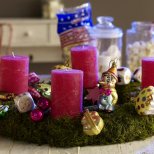 Коледна украса с розови свещи и играчки