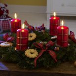 Коледна украса със свещи в каре