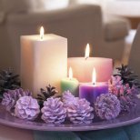 Коледна украса със свещи и шишарки