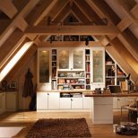 Мансарда с дървена тема - таванска стая