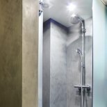 Съвременен интериор - баня с душ