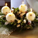 Коледна украса с борови клонки и бели свещи топки