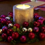 Коледна украса с голяма сребриста свещ и цветни топки