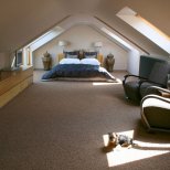Спалня в мансарда с двустранно скосен таван