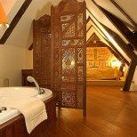 Спалня в мансарда с интериор в ориенталски стил