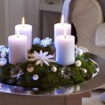 Коледна украса борови клонки и свещи в поднос сребърен