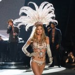 Дутцен Крос в пищен вариете тоалет