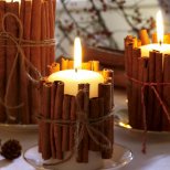 Коледна украса свещи увити в канелени пръчки