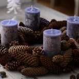 Коледна украса свещи и шишарки