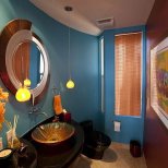 ИЗключителна резиденция - баня в интересни наситени цветове