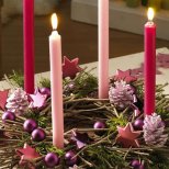 Коледна декорация с тънки розови свещи