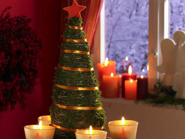 Коледна украса свещи край елхичка