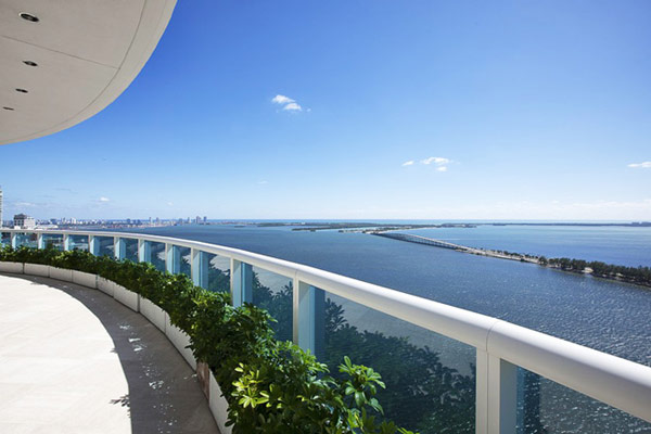 Пентхаусът на Фарел Уилямс - тераса с гледка към океана