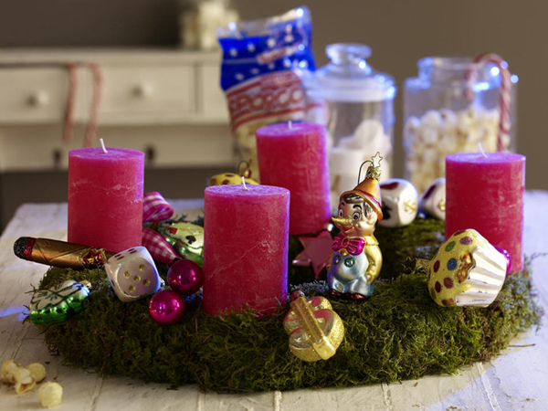 Коледна украса с розови свещи и играчки