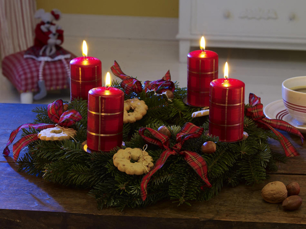 Коледна украса със свещи в каре