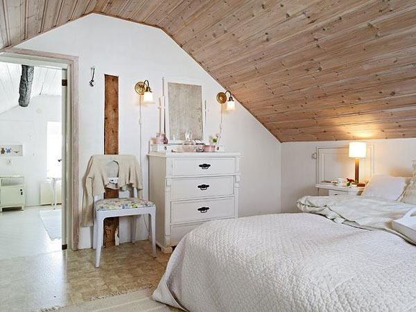 Спалня в мансарда с облицован с дърво таван